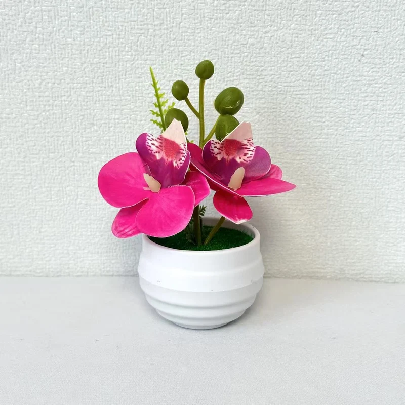 Lebensechte Miniatur-Orchideenarrangement