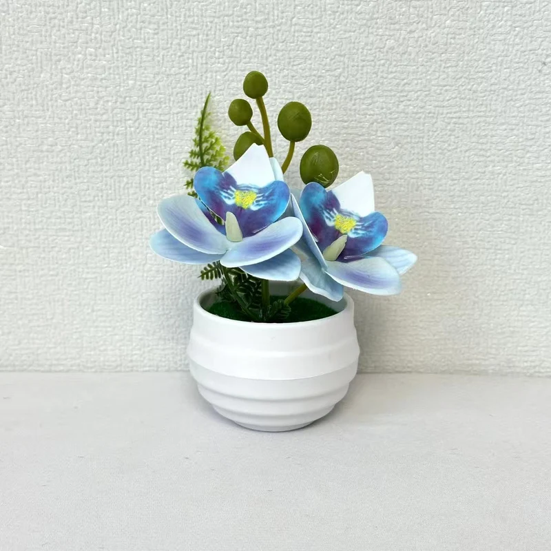 Lebensechte Miniatur-Orchideenarrangement