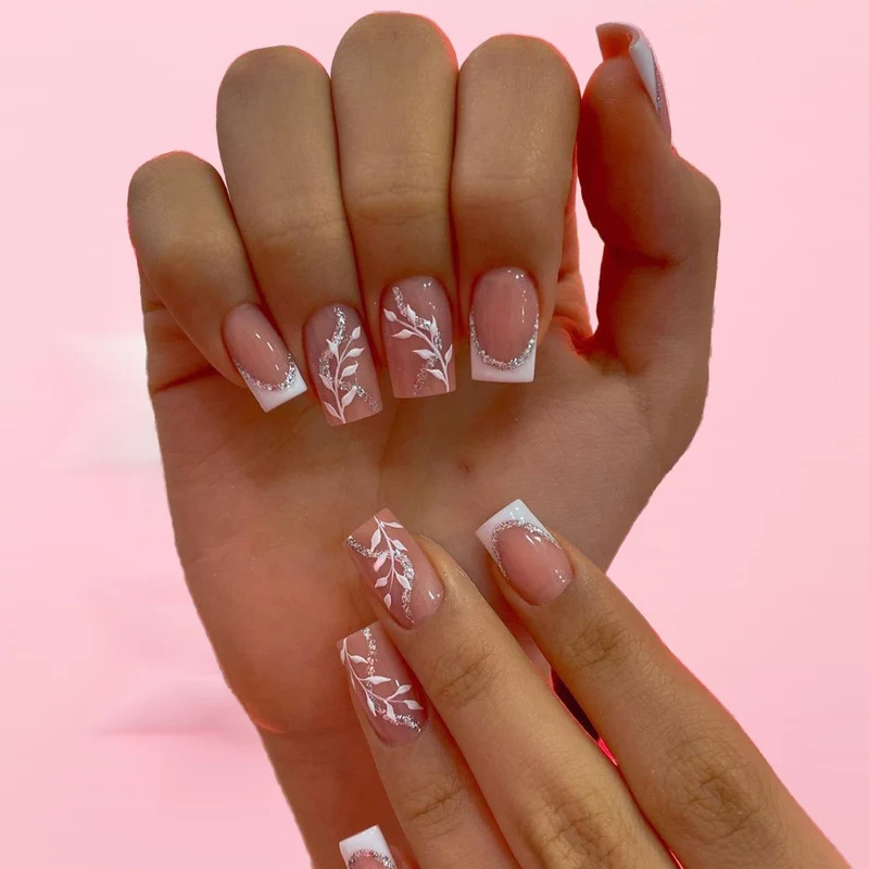 Elegantes florales Acryl-Nageldesign