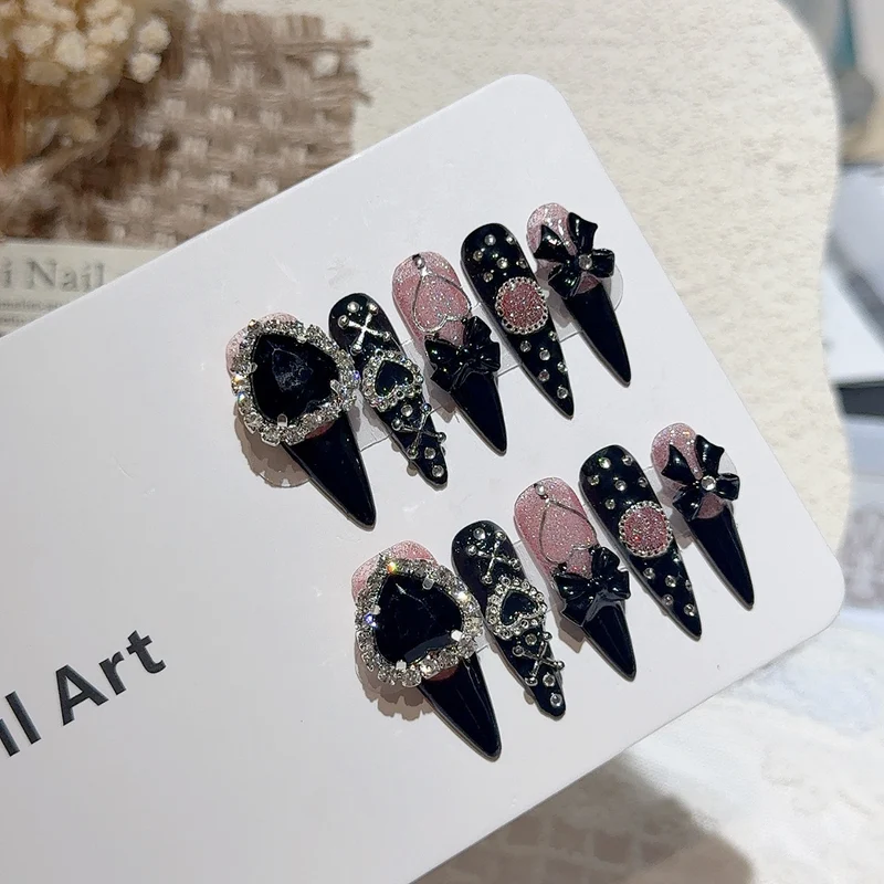 Gothic-inspirierte dekorative Press-On-Nagelkunst