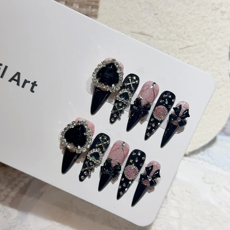 Gothic-inspirierte dekorative Press-On-Nagelkunst