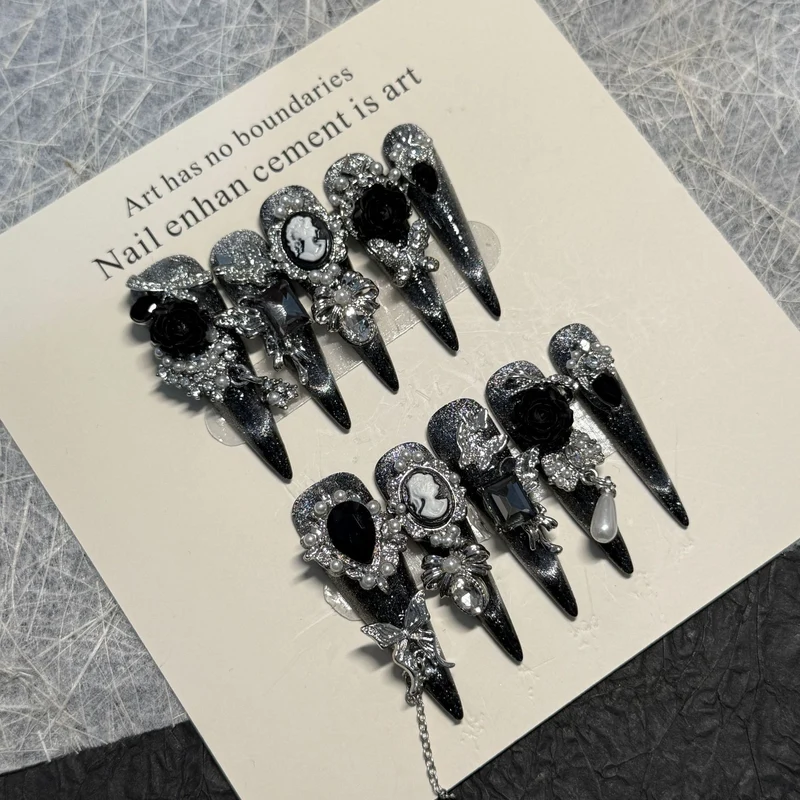 Gothic-inspirierte dekorative Nagelkunst-Erweiterungen