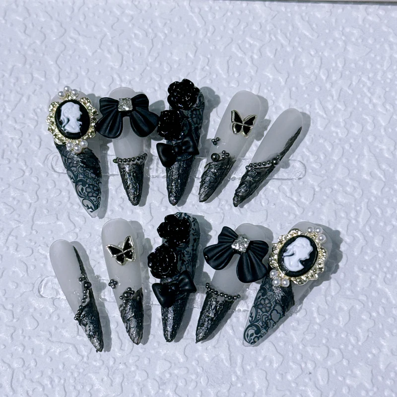 Gothic-inspirierte dekorative Nail Art Kollektion