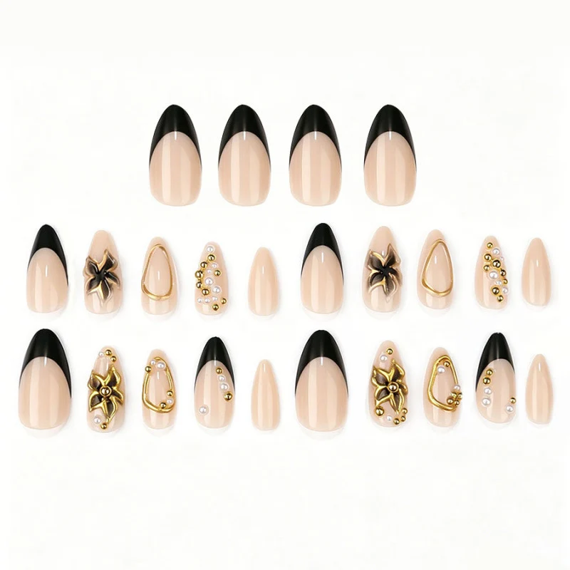 Luxuriöses Nagelkunst Press-On Set mit goldenen Akzenten