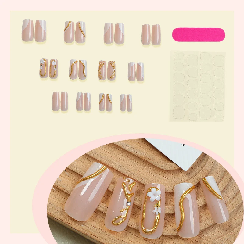 Luxuriöses dekoratives Press-On-Nagelkunst-Set mit goldenen Akzenten
