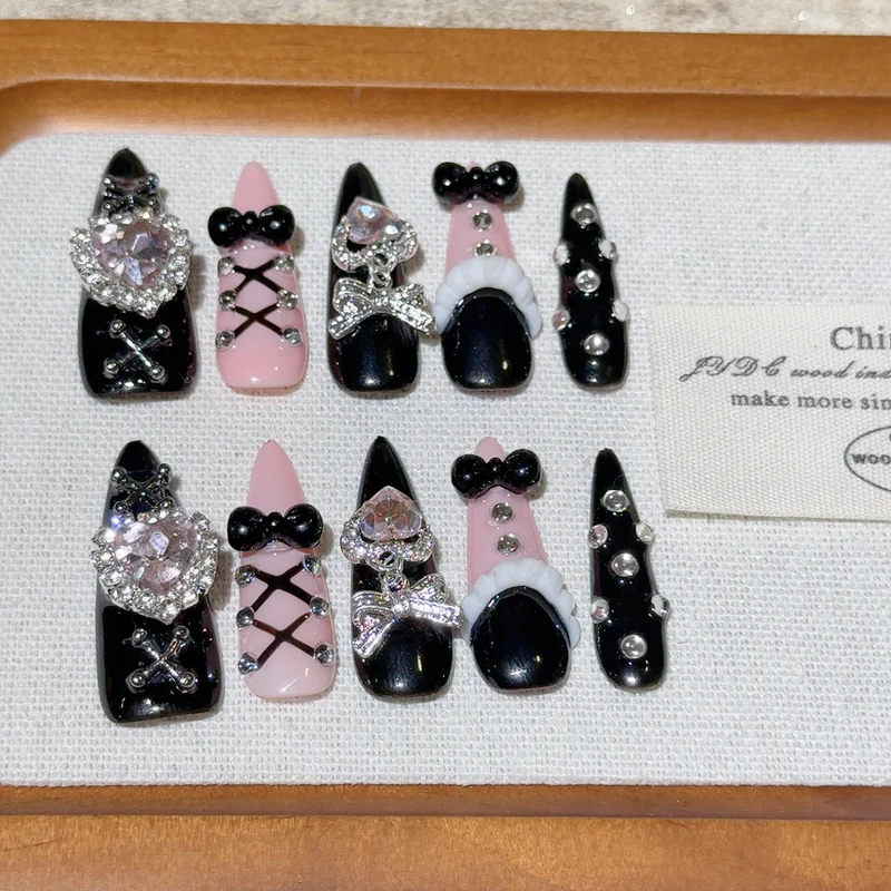 Glamouröse mit Strass verzierte Press-On Nägel