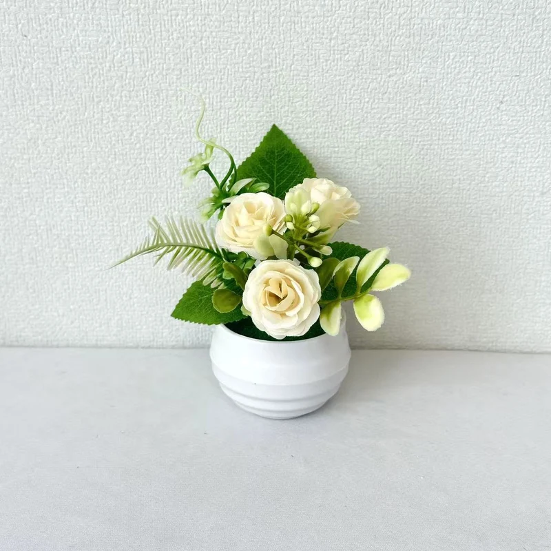 Lebensechte Blumenarrangement in dekorativem Topf für die Wohnkultur
