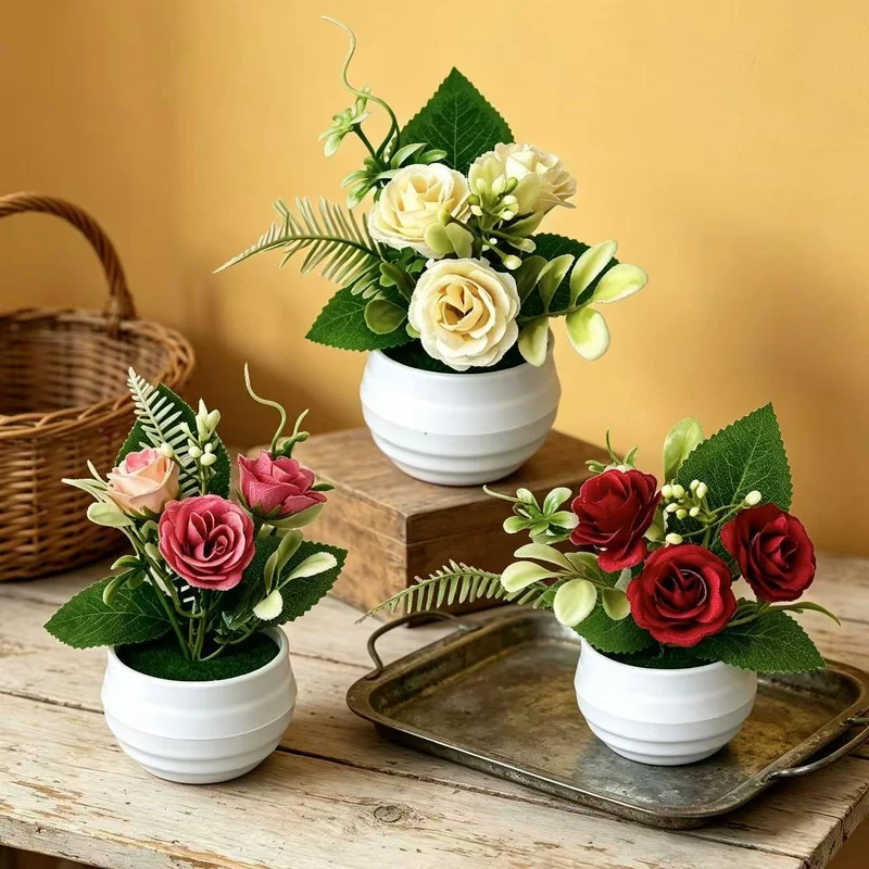 Lebensechte Blumenarrangement in dekorativem Topf für die Wohnkultur