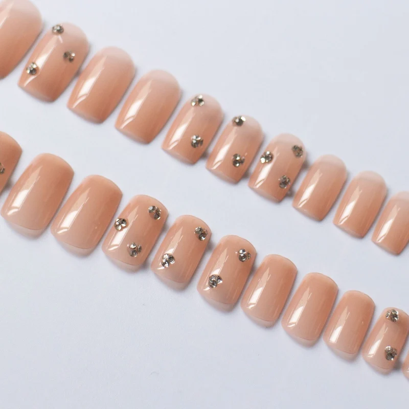 Dekorative Nagelkunst mit Strassakzenten