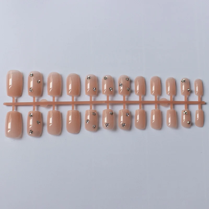 Dekorative Nagelkunst mit Strassakzenten