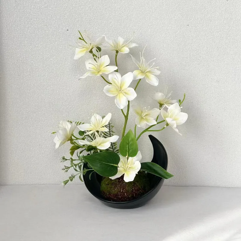 Lebensechte Blumenarrangements für die Innenausstellung