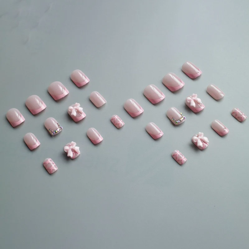 Dekorativer Nagelkunst-Set mit Schleifenakzenten