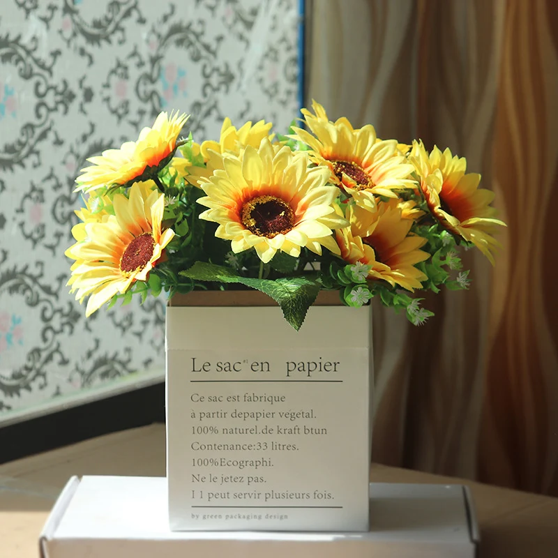 Lebensechter Sonnenblumenstrauß
