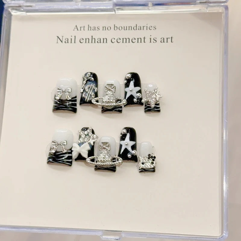 Dekorativer mit Strass besetzter Nail Art Set