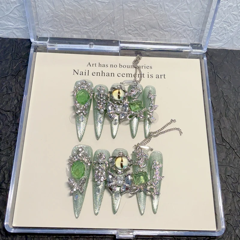 Dekorative mit Rhinestones veredelte Nagelspitzen