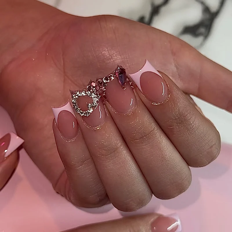 Dekoratives French Tip Nagelkunst Set mit Juwelenakzenten