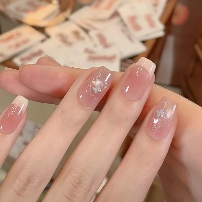 Stylische Press-On-Nagelverlängerungen mit künstlerischen Akzenten