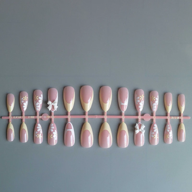 Dekoratives Blumennagelkunst-Designset
