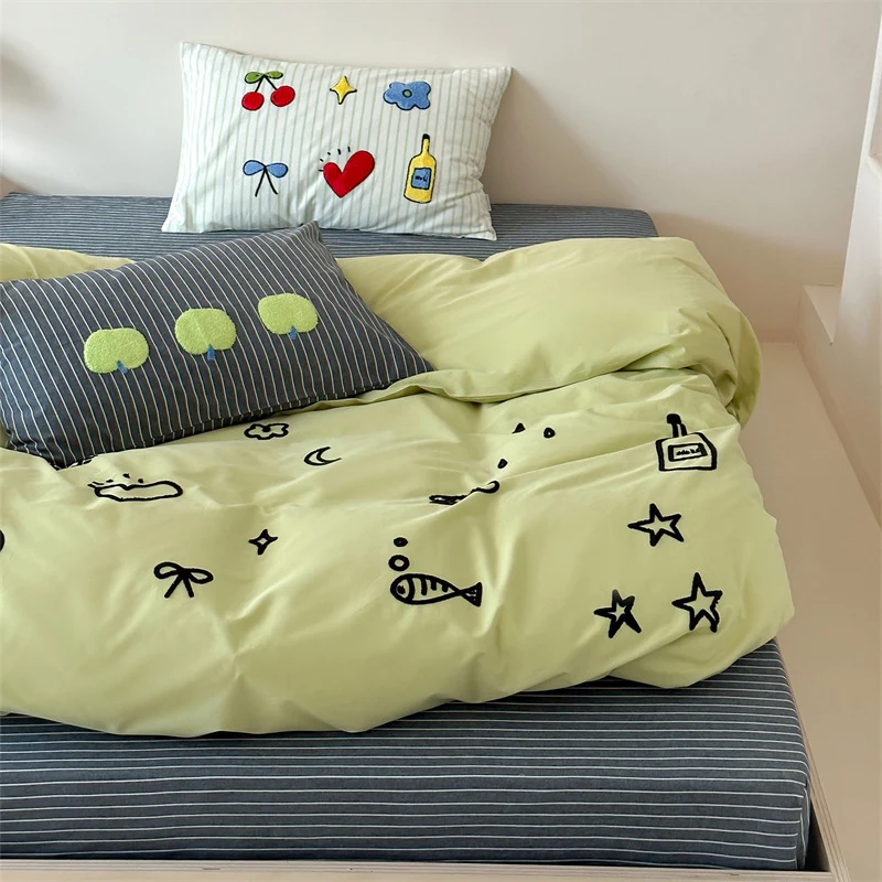 Verspieltes Baumwoll-Bettbezug-Set mit gestickten Motiven und weichem Spannbetttuch