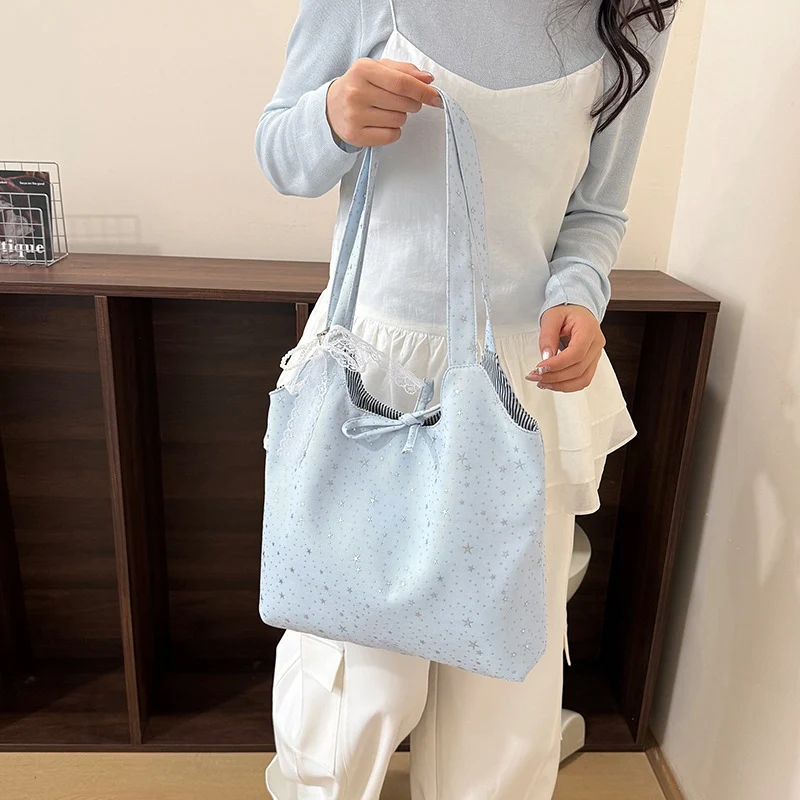 Stylische mit Sternen verzierte Schultertasche