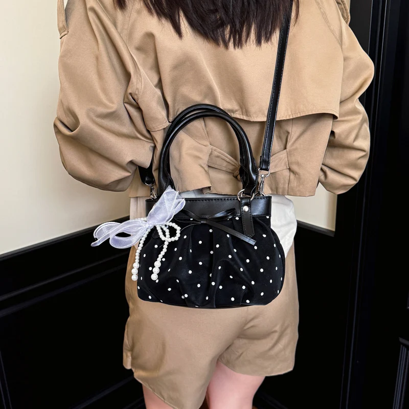 Stylische Pünktchen-Handtasche