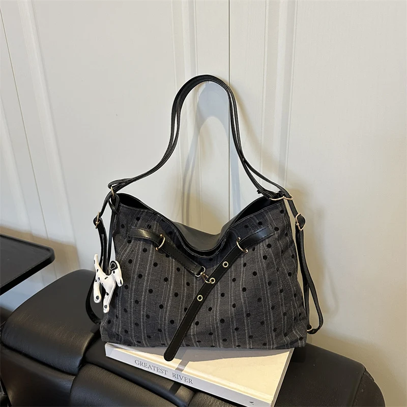 Stylische Schultertasche mit Tierakzenten