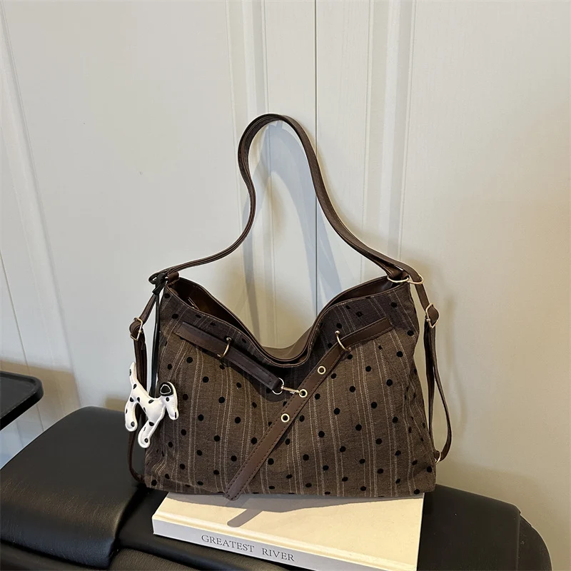 Stylische Schultertasche mit Tierakzenten