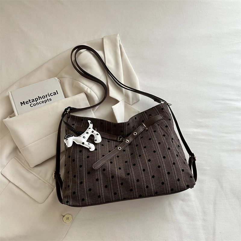 Stylische Schultertasche mit Tierakzenten