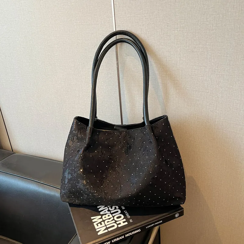 Stylische Handtasche mit metallischen Akzenten