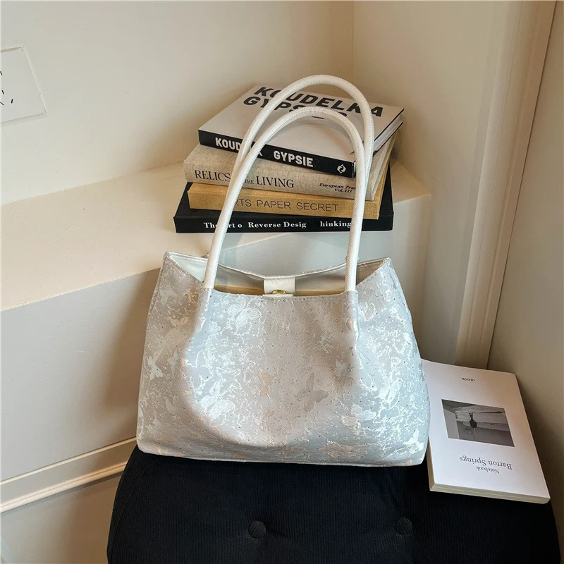 Stylische Handtasche mit metallischen Akzenten