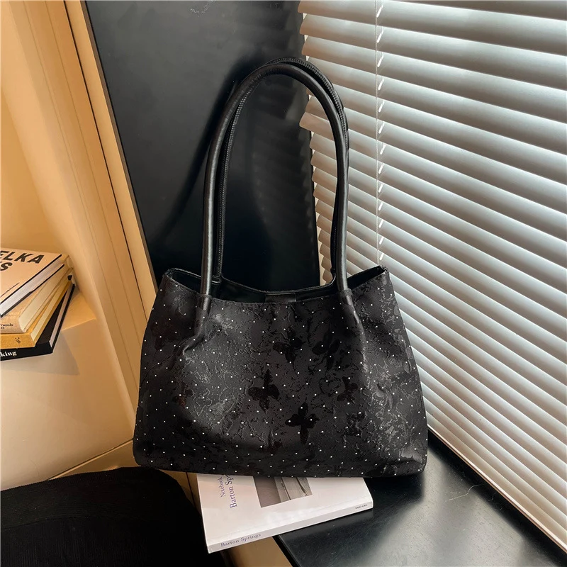 Stylische Handtasche mit metallischen Akzenten