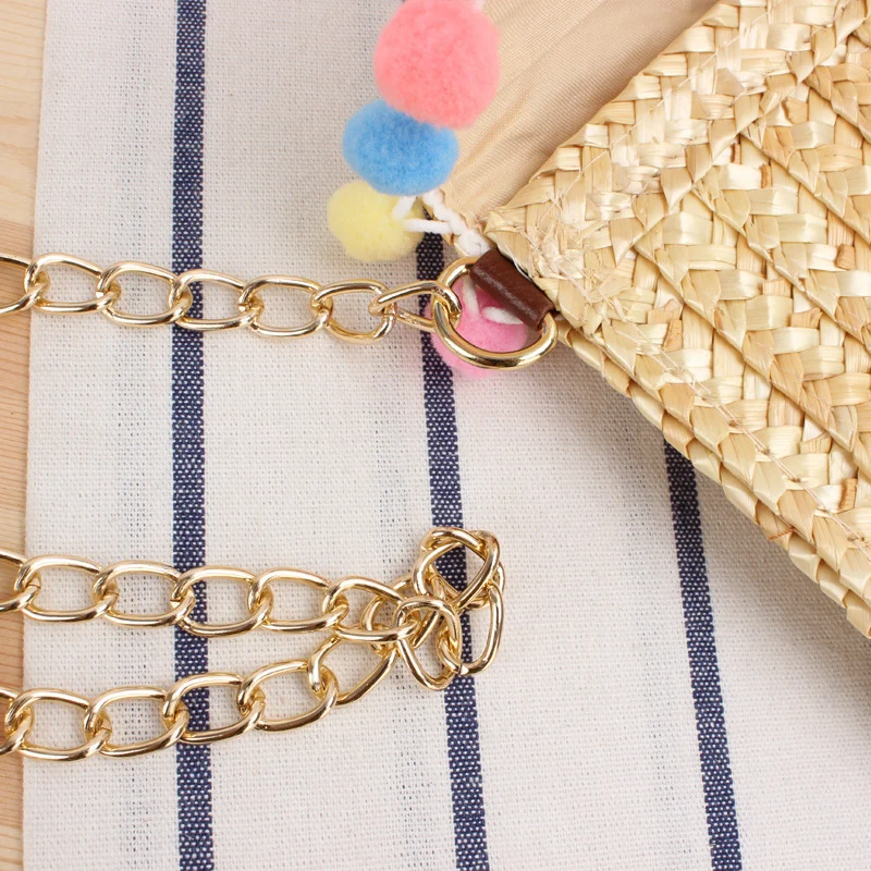Handgewebte Clutch aus Naturmaterial mit dekorativen Pompons Skanto