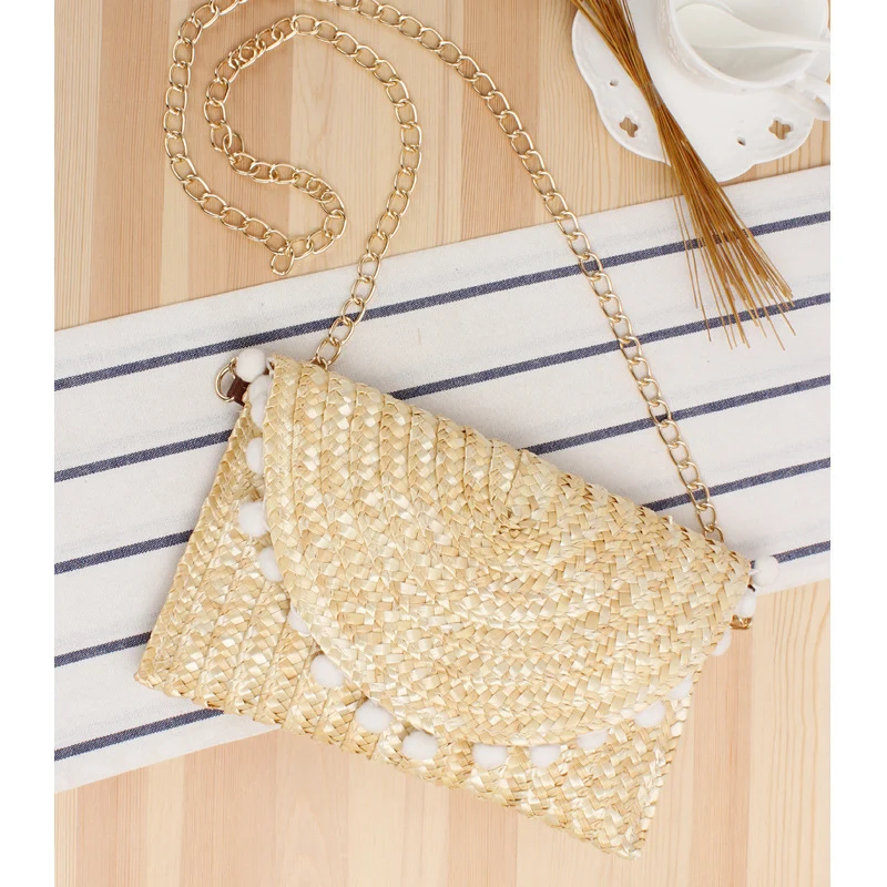 Handgewebte Clutch aus Naturmaterial mit dekorativen Pompons Skanto