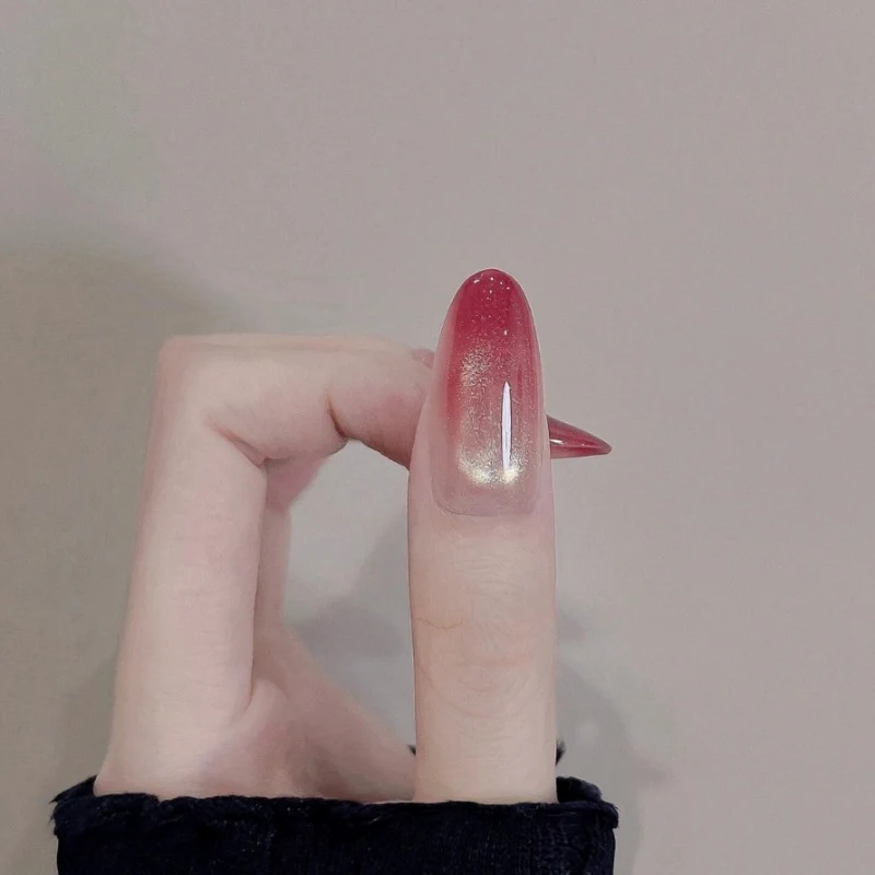 Glänzende Ombre-Nagelverlängerungen mit goldenen Akzenten