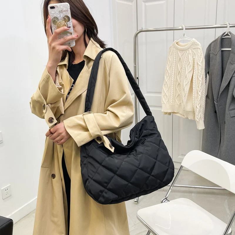 Gepolsterte Hobo-Handtasche