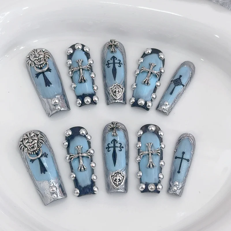 Dekoratives 3D Press-On Nail Set mit Gothic-Elementen