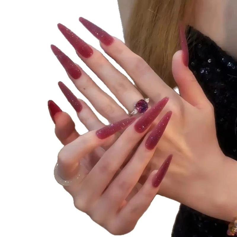 Glitzernde Stiletto-Nagelverlängerungen