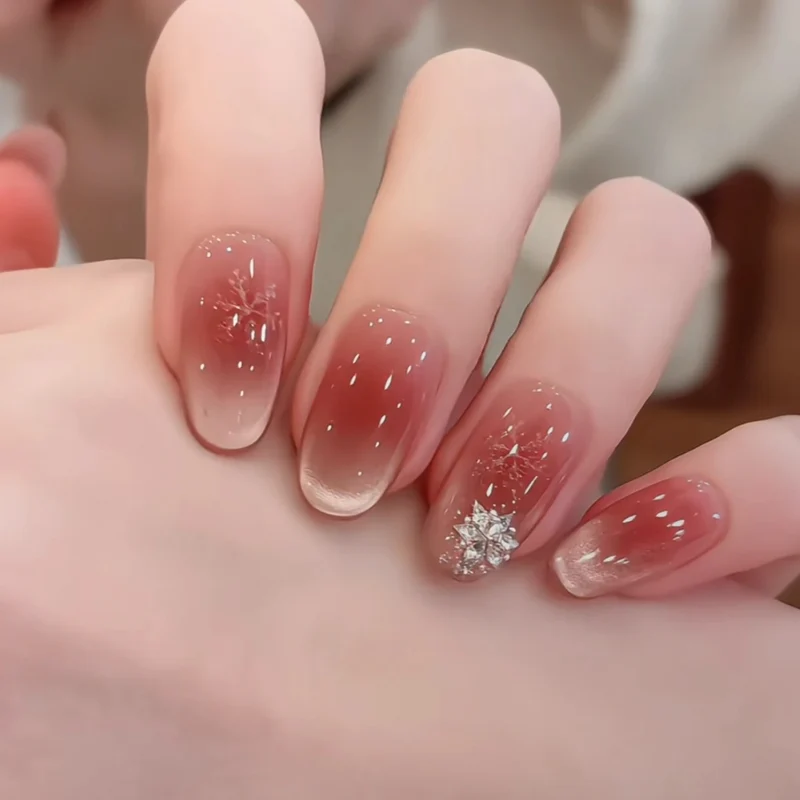 Ombre-Gel-Nagelerweiterungen mit dekorativen Akzenten
