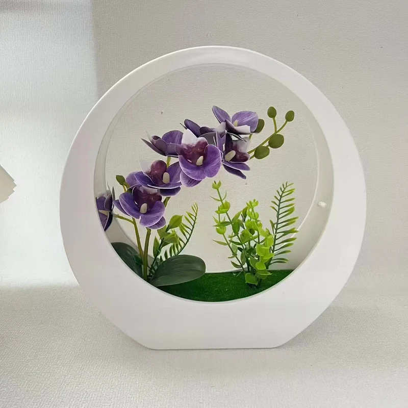 Dekorative Orchideenpflanze in modernem runden Vase