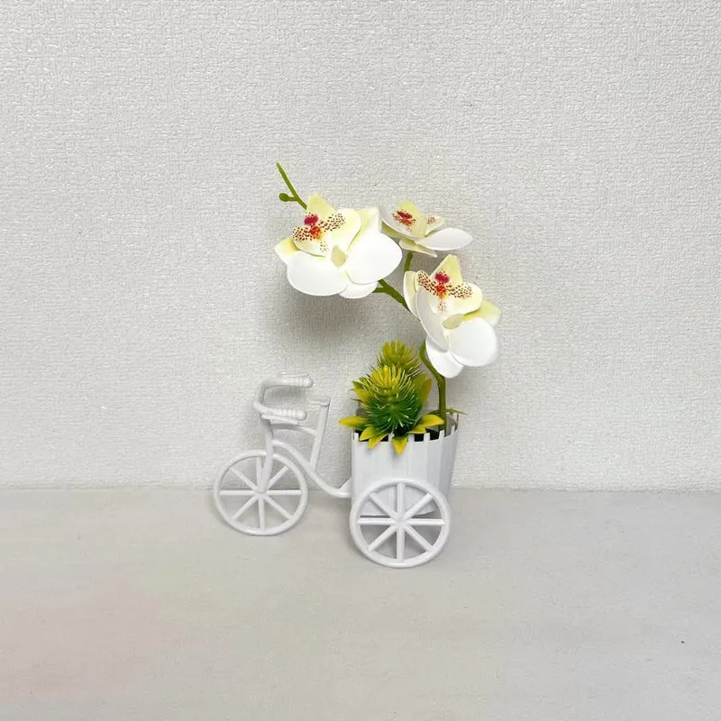Dekorativer Fahrrad-Blumentopf mit Kunstorchideen-Arrangements für Dekor