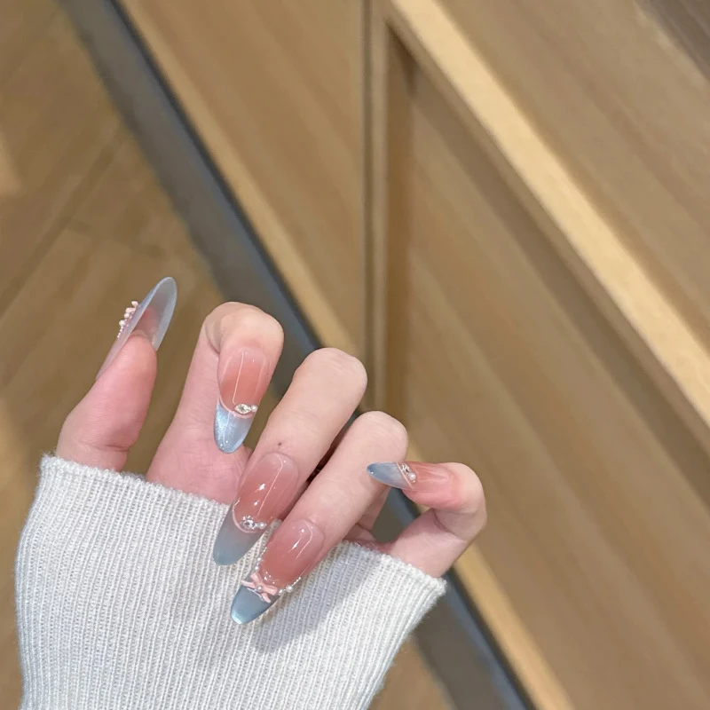 Dekorative Nagelkunstverlängerungen mit Strassakzenten