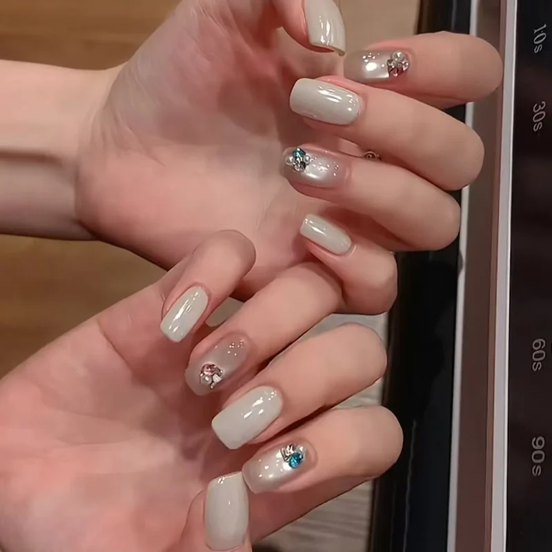 Dekorative Nagelkunstverlängerungen mit Kristallakzenten
