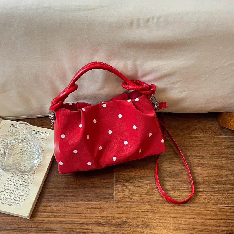 Verspielt gepunktete Handtasche