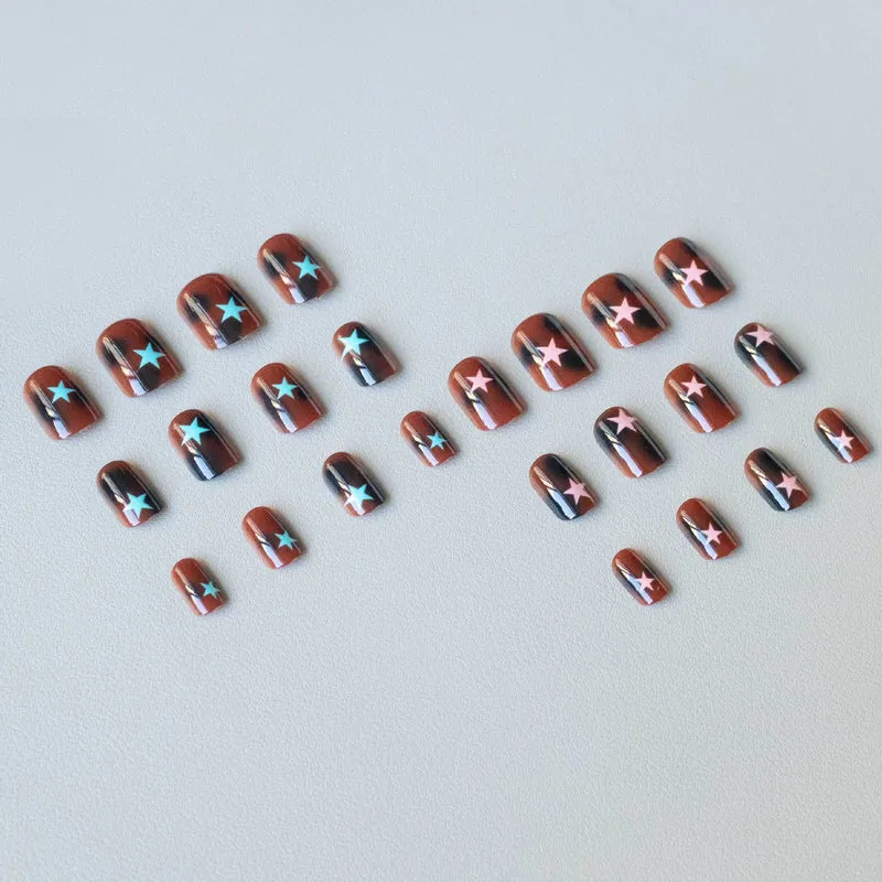 Künstlerisches Sternmotiv Nail Art
