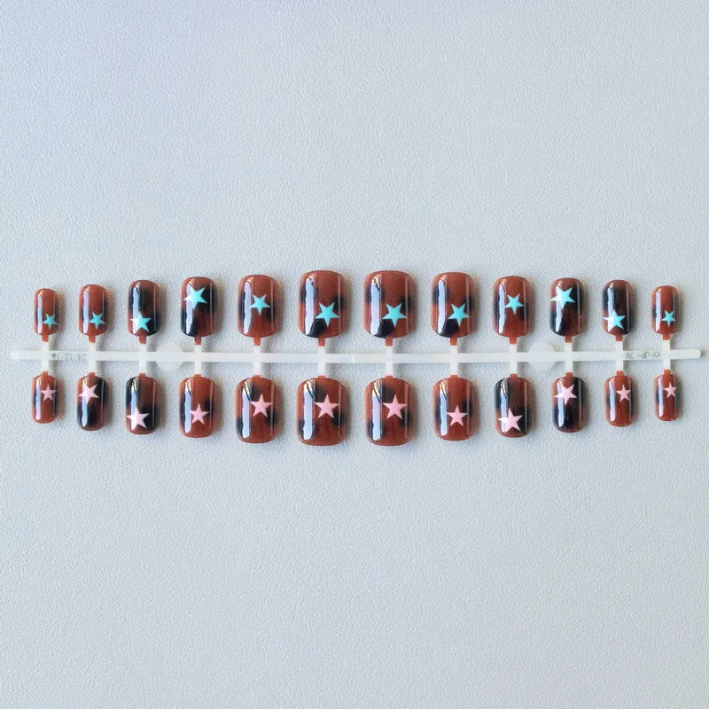 Künstlerisches Sternmotiv Nail Art