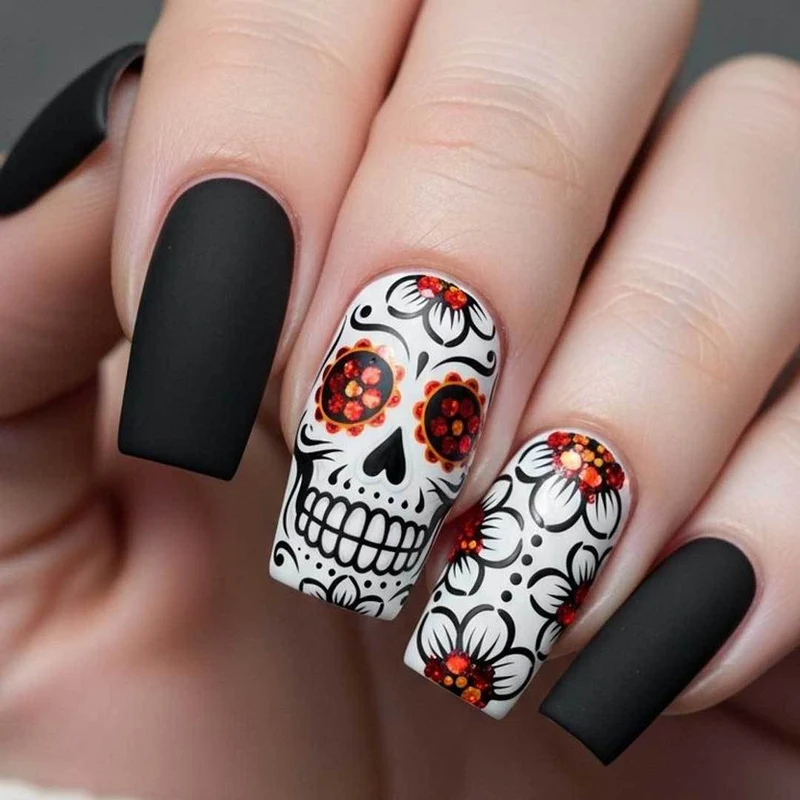 Künstlerisches Skull- und Blumen-Nail-Art-Set