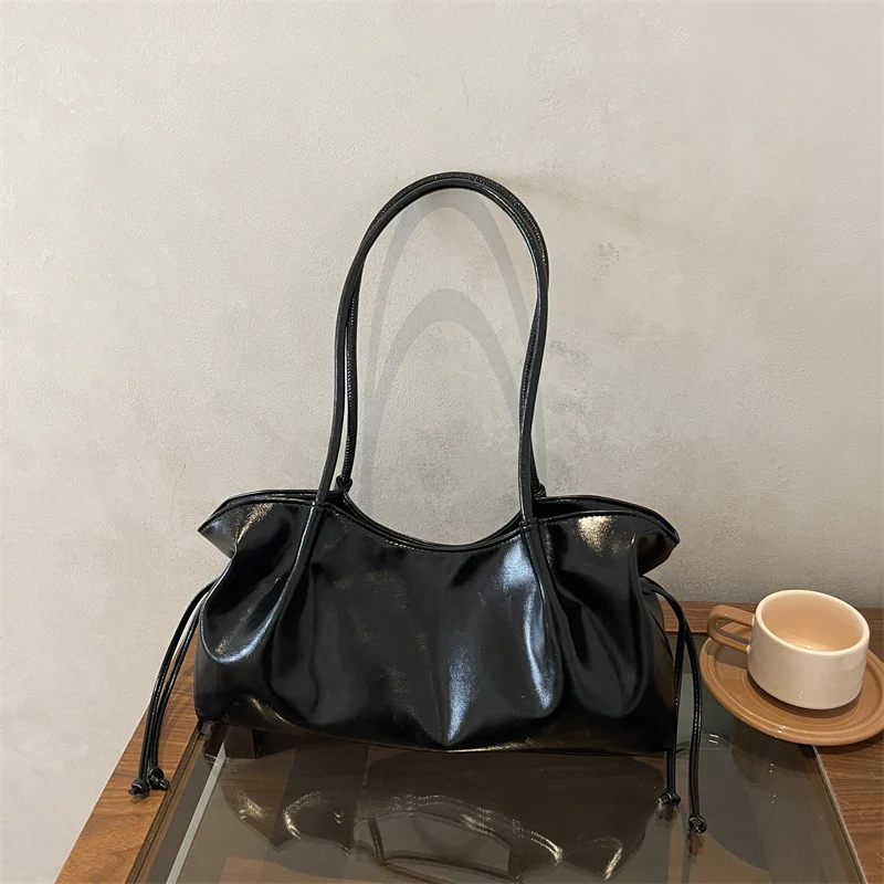 Glänzende Kunstleder-Handtasche
