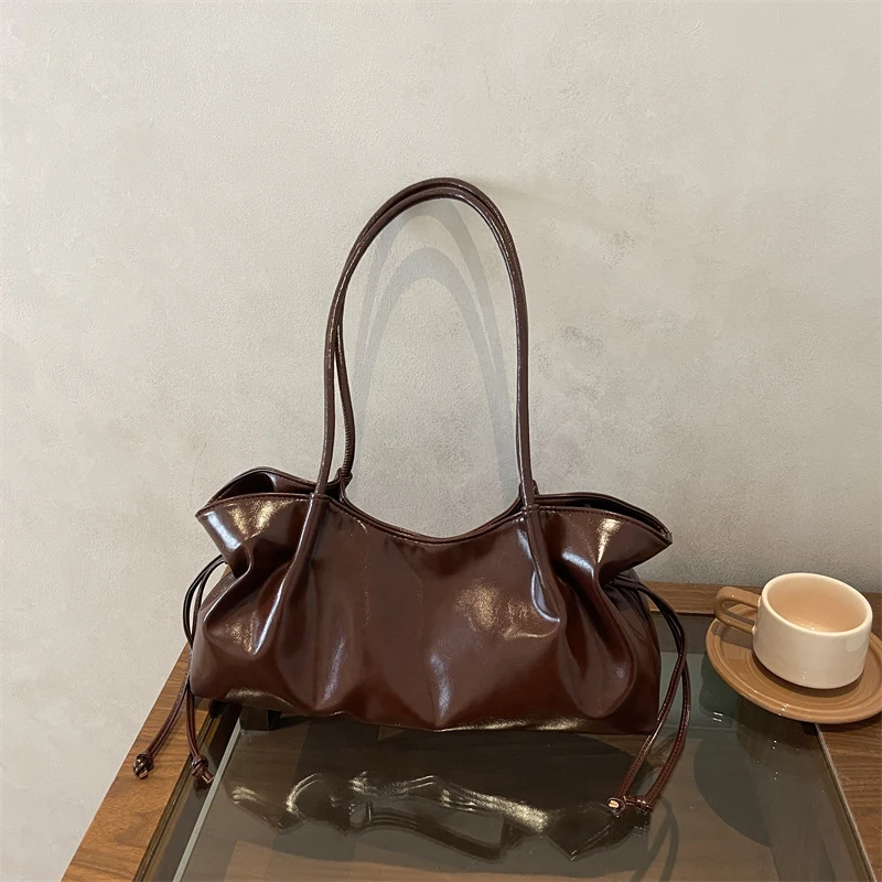 Glänzende Kunstleder-Handtasche