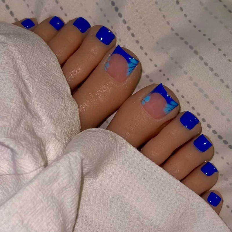 Künstlerische Press-On-Nageldesigns
