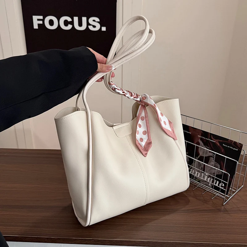 Elegante Tote Bag mit abnehmbarem Schal